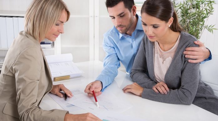 Professional business meeting: junges Paar in Beratung